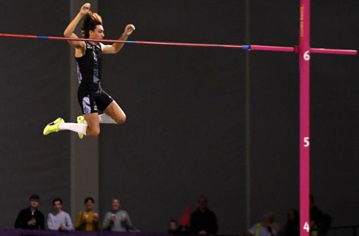 Armand Duplantis hat wieder einen neuen Weltrekord aufgestellt. Foto: AFP/ANDY BUCHANAN