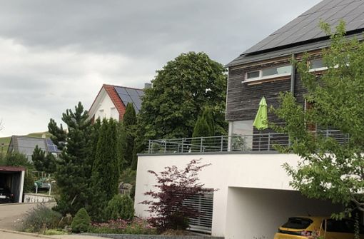 Fotovoltaik-Anlagen hübsch in der Reihe. Für viele umweltbewusste Hausbesitzer auf dem Pfaffenberg in Melchingen längst nicht so lukrativ, wie sie sich das ausgerechnet haben. Foto: Rapthel-Kieser
