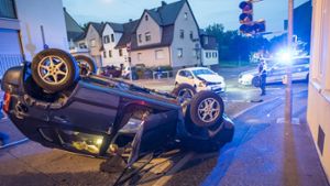 Das Auto der 29-jährigen Fahrerin landet auf dem Dach, nachdem sie mit einem VW zusammengeprallt ist. Foto: 7aktuell.de/Eyb
