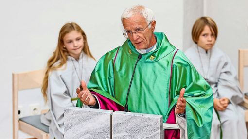 Als wäre er nie weggewesen: Pfarrer Franjo Radek spricht den Segen beim Festgottesdienst zu seinem 50. Priesterjubiläum. Foto: Eibner/Roger Bürke
