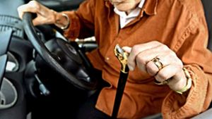 Ältere Menschen sind im Straßenverkehr besonders gefährdet. Ein  Pilotprojekt soll sie zum Umstieg auf Bus und Bahn motivieren. Foto: dpa