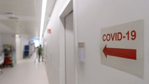 Auf den Normalstationen der Krankenhäuser liegen nach wie vor viele Corona-Patienten (Symbolbild). Foto: dpa/Robert Michael