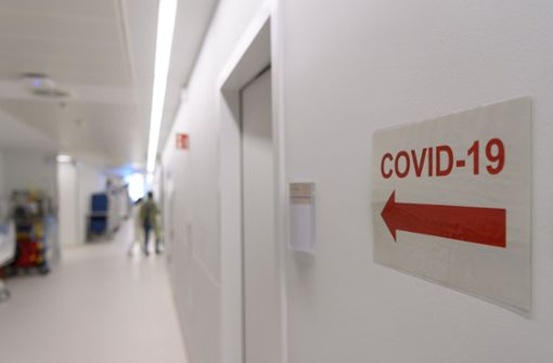 Auf den Normalstationen der Krankenhäuser liegen nach wie vor viele Corona-Patienten (Symbolbild). Foto: dpa/Robert Michael