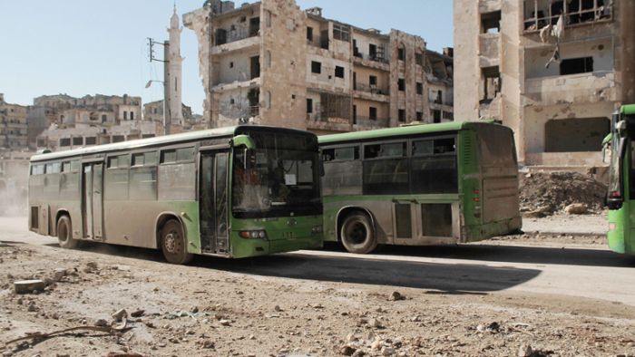 Busse bringen erste Zivilisten aus belagerten Orten