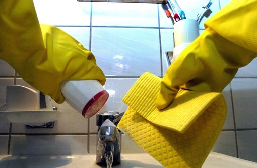 Reinigungskraft bei der Arbeit – die Löhne steigen Foto: dpa