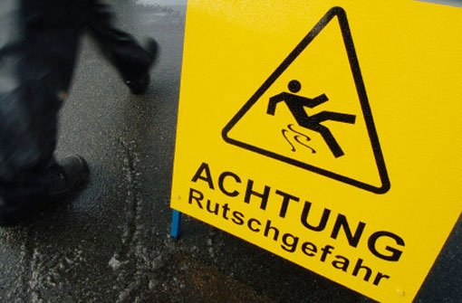 Eine Fußgängerin bricht sich in Stuttgart-Plieningen bei einem Sturz wegen Glatteis den Arm. Im Stadtgebiet von Stuttgart ereigneten sich am Dienstag von Mitternacht bis 15 Uhr insgesamt 69 Glatteisunfälle. Foto: dpa/Symbolbild