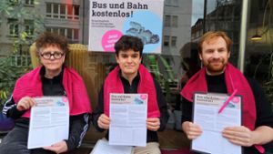 Erkennungsmerkmal pinkfarbene Handtücher. So wollen Andreas Schmidt, Oskar Otto und Hannes Rockenbauch (von links) auf Unterschriftensammlung gehen. Foto: Andreas Rosar