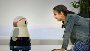 Die 11-jährige Layla Sweis hat eine Woche lang getestet, wie es sich mit  Roboter lebt Foto: Bosch