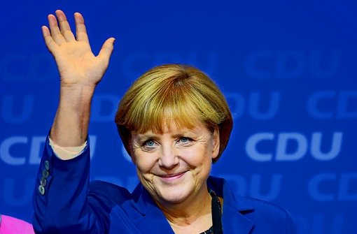 Kanzlerin Angela Merkel auf dem Höhepunkt ihrer Macht: CDU und CSU hatten am Wahlabend eine hauchdünne absolute Mehrheit im Bundestag in Sichtweite. Die seit vier Jahren regierende schwarz-gelbe Koalition wurde am Sonntag abgewählt, weil die FDP nach einem historischen Desaster erstmals in ihrer Geschichte aus dem Bundestag flog. Foto: dpa