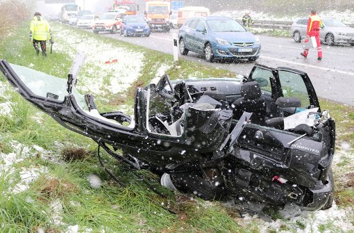 Im Allgäu ist eine 18 Jahre alte Frau bei einem Unfall auf schneeglatter Fahrbahn ums Leben gekommen. Foto: dpa