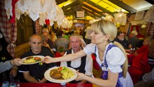 Auf dem Stuttgarter Weinfest findet sich, neben erlesenen Tropfen, auch andere kulinarische Highlights. Foto: Max Kovalenko