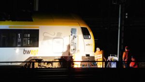 Der entgleiste Regionalzug wird untersucht –  in einer Werkstatt soll der genaue Schaden festgestellt werden. Foto: Andreas Rosar/Fotoagentur Stuttgart