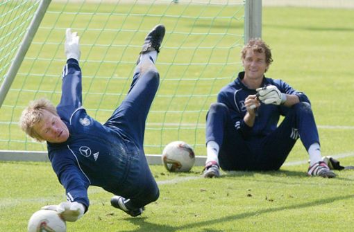 Duell der deutschen Torhüter vor der Weltmeisterschaft 2006: Oliver Kahn (li.) und Jens Lehmann Foto: AP