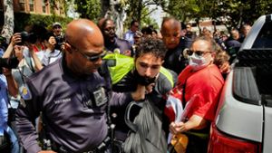 Ein Demonstrant der University of Southern California wird während einer pro-palästinensischen Besetzung des Alumni-Parks in Los Angeles von Beamten des USC Department of Public Safety festgehalten. Foto: Richard Vogel/AP/dpa