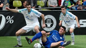 Alexandru Pascanu  am Boden: Für Leicester City gab es zumindest gegen  Schalke nichts zu holen. Foto: Baumann