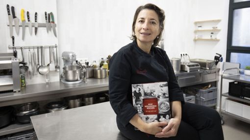 Ist stolz auf ihr 2021 erschienenes  Kochbuch: Marinella Sammarco stellt Rezepte aus Sizilien vor. Foto: Lichtgut/Leif Piechowski/Leif Piechowski