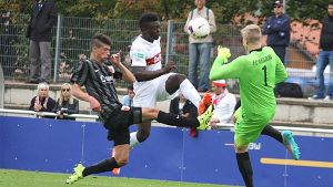 Willibroad Gumuh (Mitte) hat den entscheidenden Treffer für die B-Junioren des VfB Stuttgart erzielt. Foto: Lommel