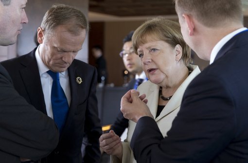 Ratspräsident Donald Tusk und Kanzlerin Angela Merkel im Gespräch. Foto: AP