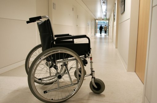 In Kliniken ist für Rollstuhl-Fahrer viel Platz – in Wohnungen oft nicht Foto: dpa