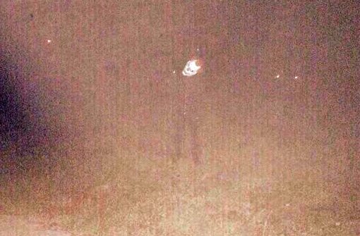 Ein sehr unscharfes Handyfoto eines Zeugen zeigt den Mann mit der Clownsmaske, der Ende August in Winnenden für Aufsehen gesorgt hat. Foto: Polizei