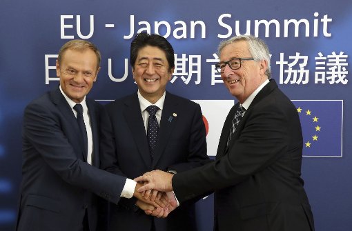 Zufriedene Gesichter beim EU-Japan-Gipfel: EU-Ratspräsident Donald Tusk, Japans Ministerpräsident Shinzo Abe und EU-Kommissionspräsident Jean-Claude Juncker. Foto: AP