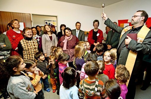 Bei der Eröffnung des Geislinger Familientreffs hat es im Dezember 2009 nicht nur ein volles Haus, sondern auch  den kirchlichen Segen gegeben. Foto: Rudel/Archiv
