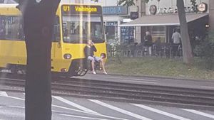 Ein junger Mann hat sich bei diesem Manöver in Stuttgart in Gefahr gebracht. Foto: Facebook