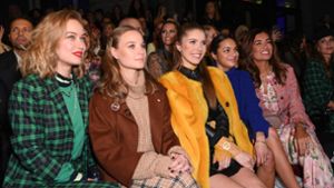 In der „Front Row“ ging es eng zu: Die Riani-Schau auf der Fashion Week besuchten unter anderem Moderatorin Victoria Swarovski (in Gelb) und Model Jana Ina Zarrella(ganz rechts). Foto: Getty Images Europe