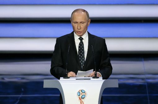Wladimir Putin vor der Auslosung zur Fußball-WM 2018 in Russland. Foto: AP