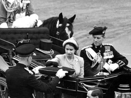 Queen Elizabeth II. und ihr Gatte Prinz Philip im Juni 1953 im Rahmen der Krönungsfeierlichkeiten im schottischen Edinburgh. Foto: imago/United Archives International
