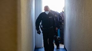 Am Montagmorgen durchsuchte die Polizei zeitgleich 33 Objekte in verschiedenen Städten. Der Schwerpunkt lag dabei in Berlin. Foto: dpa/Paul Zinken