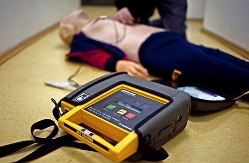 Ein Defibrillator   kann auch von Laien leicht angewandt werden. Die Geräte geben Hinweise zur  korrekten Nutzung. Foto: dpa