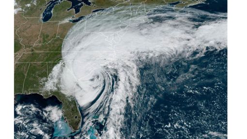 Dieses von der National Oceanic and Atmospheric Administration (NOAA) zur Verfügung gestellte Satellitenbild zeigt Hurrikan „Ian“ am 30. September 2022  über der Küste von South Carolina. Foto: NOAA/AP/dpa