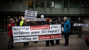 Protest vor dem Gerichtsgebäude wegen des Wasserwerfer-Prozesses Foto: Lichtgut/Achim Zweygarth