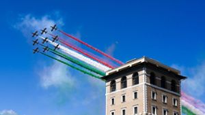 Die Kunstflugstaffel der italienischen Luftwaffe (Archivbild) Foto: AFP/TIZIANA FABI