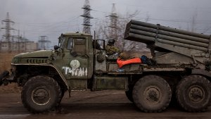 Der Waffenabzug aus dem Kriegsgebiet in der Ostukraine schreitet voran (Foto). Doch Berichte um US-Soldaten, die in der Ukraine landen sollen, könnten die Waffenruhe empfindlich stören. Foto: dpa