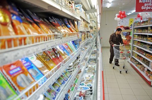 Symbolbild: Ein Mann schiebt seinen Einkaufswagen durch einen Supermarkt in Moskau. Foto: dpa