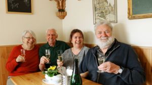 Ein Prosit mit Oesterle-Sekt: Helene und Wolfgang Benzendörfer, Petra Oberneder und Martin Oesterle arbeiten und feiern gerne gemeinsam (von links). Foto: Eva Herschmann