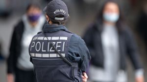 Mehrere Kinder haben Polizisten in Wertheim bedrängt. Foto: dpa/Sebastian Gollnow