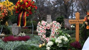 Ein schlichtes Kreuz zeigt an: Hier im Ostfilderfriedhof in Sillenbuch ist die letzte Ruhestätte des Altoberbürgermeisters Manfred Rommel. Foto: Jan Reich