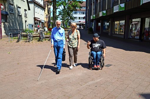 Die Arbeitsgruppe setzt sich für die Barrierefreiheit ein. Von links: Winfried Specht vom Blinden- und Sehbehindertenverband, Gabriele Leitz und Ivo Josipovic. Foto: Sandra Hintermayr
