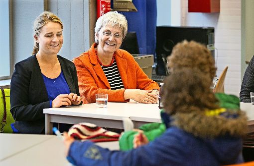 Welche Berufschancen haben Menschen mit Handicap? Darüber hat Verena Bentele, links neben der Bundestagsabgeordneten Heike Baehrens (SPD),  mit  Schülern aus Bad Boll diskutiert. Foto: Horst Rudel
