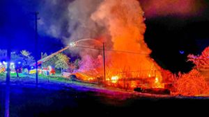 Lichterloh stand der Aussiedlerhof in der Nacht auf Karfreitag in Flammen. Stundenlang bekämpfte die Feuerwehr den Brand. Foto: Einsatz-Report 24/Dürr