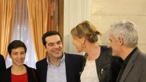 Erste Annäherungen: Die grüne Europa-Abgeordnete Franziska Keller, Ministerpräsident Alexis Tsipras, die grüne Parteichefin Simone Peter und Umweltminister Yanis Tsironis. Foto: Wallet