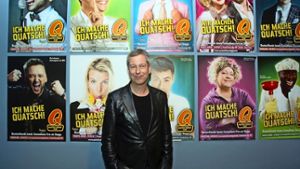 Thomas Hermanns, der  1992 den Quatsch Comedy Club in Hamburg gegründet hat, lässt sich in der Stuttgarter Spardawelt vor Plakaten seines  Erfolgsformats fotografieren Foto: Christian Hass