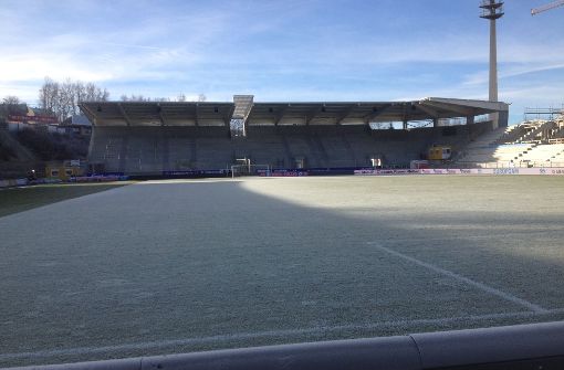 Der Rasen im Stadion des FC Erzgebirge Aue ist gefroren. Foto: Gregor Preiß