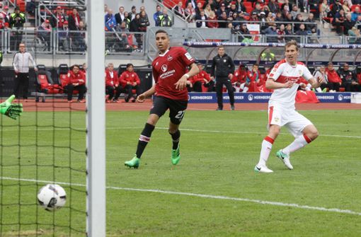 Schuss ins Glück: In der Nachspielzeit hat Florian Klein (rechts) vor drei Jahren zum 3:2  gegen den 1. FC Nürnberg getroffen und  den VfB dem Aufstieg einen entscheidenden Schritt näher gebracht. Foto: Baumann