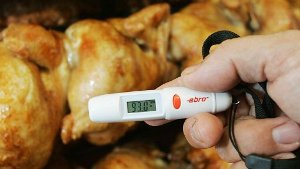 Hähnchen goldbraun: Per Thermometer überprüfen die Kontrolleure die Temperatur von gelagerten und zubereiteten Speisen. Klicken Sie sich durch unsere Bildergalerie - wir warnen Sie auch, bevor es richtig eklig wird. Foto: Hörner
