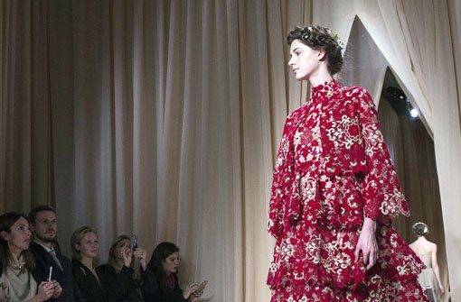 Dunkles Rot und üppige Stickereien prägten das Bild bei der Haute-Couture-Schau von Valentino. Foto: dpa
