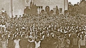 Alle passen gar nicht aufs Bild: Das alte Foto zeigt die 700 Kinder und 30 Lehrer beim Einzug in die Filderschule anno 1919. Foto: privat